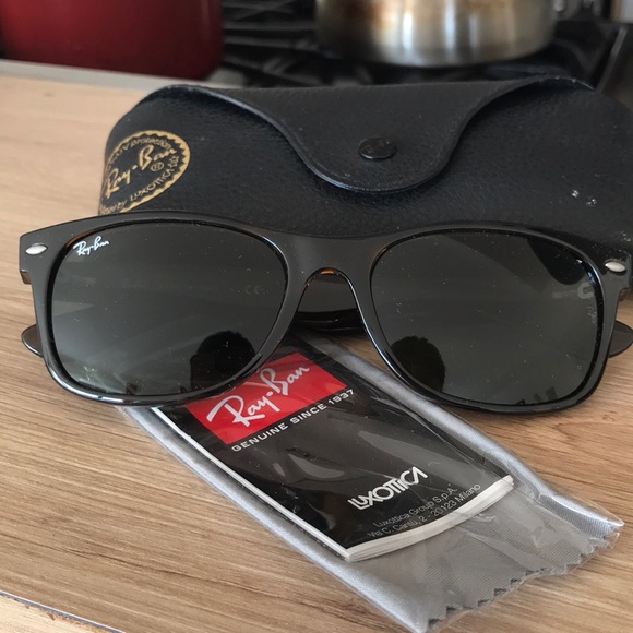 Ray-Ban Other - BRAND NEW Ray Ban Wayfarer Classic Sunglasses